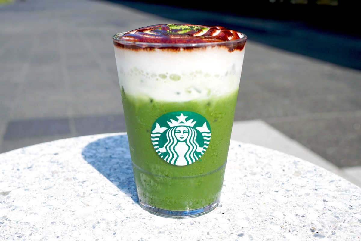 「涼み 抹茶 ムース ティー」カスタマイズ：チョコレートソース追加（無料）、ボディの抹茶パウダー多め（無料）、 ホワイトモカシロップ追加（＋55円）