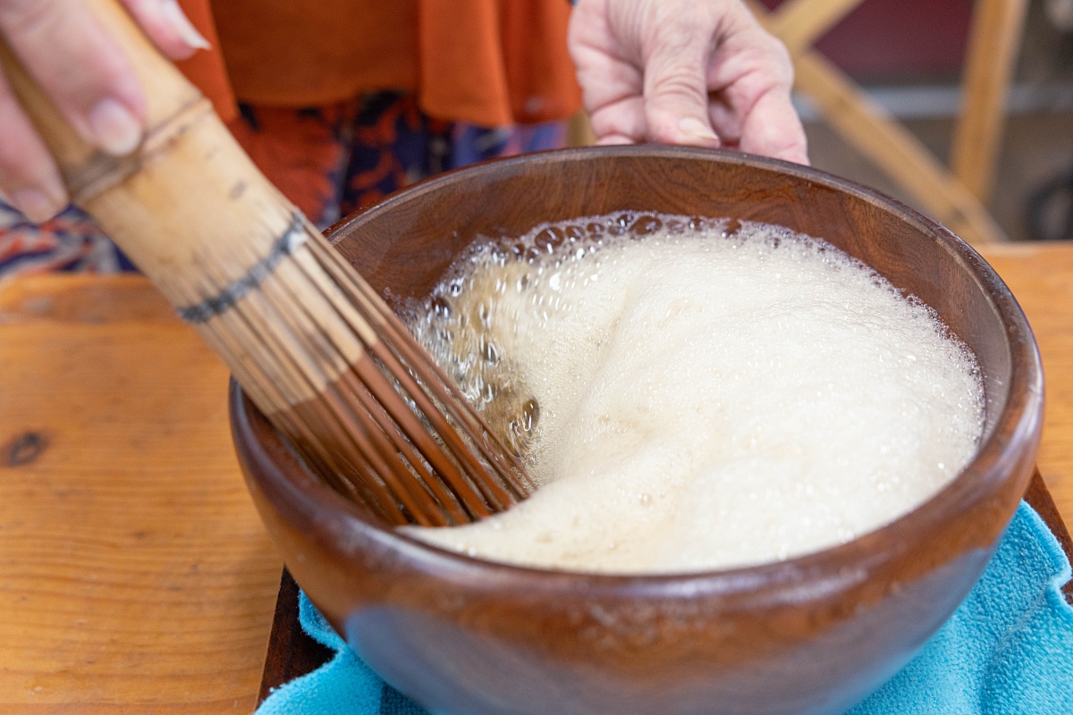 煮汁に含まれているデンプンやサポニンが、泡立てることによってぶくぶく茶特有のふわふわ泡を作る