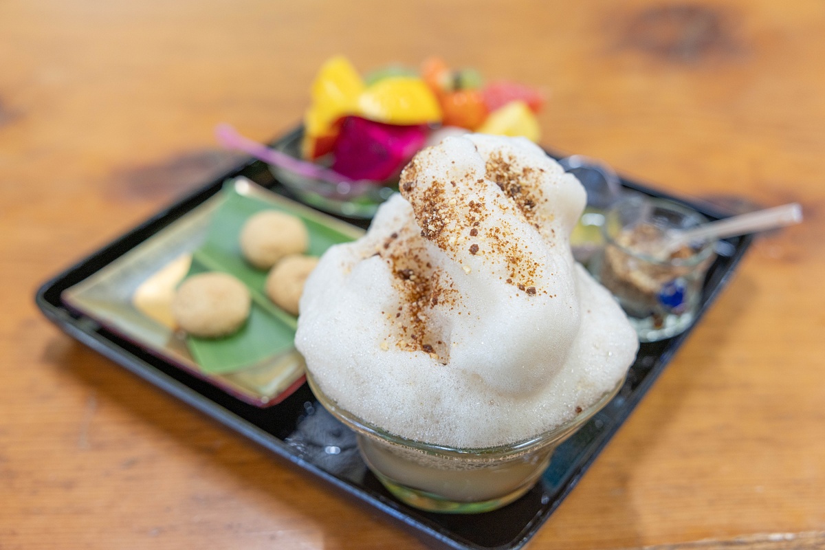 ぶくぶく茶にお菓子と果物が付くセットは1600円