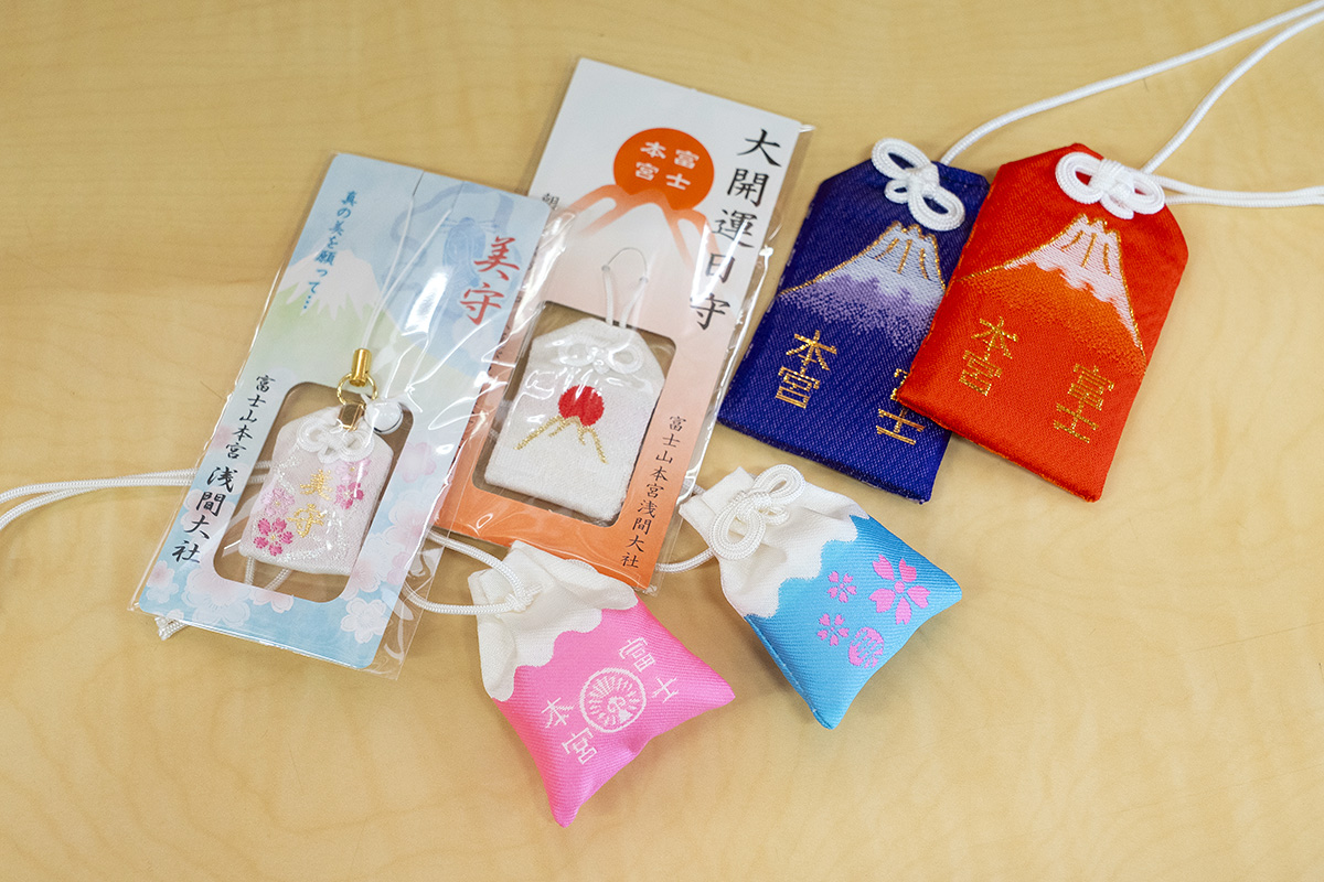 富士山がデザインされたオーソドックスな袋守(写真右上)など人気の授与品。各0000円~