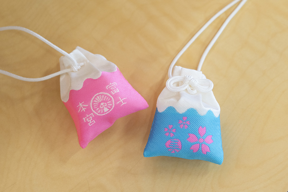 桜と富士山をモチーフにした「咲良守」1000円