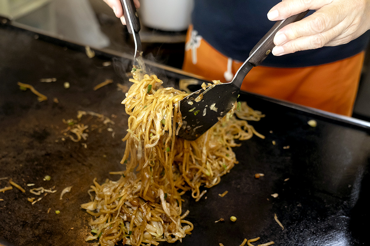 熱した鉄板で具材と麺を合わせていく