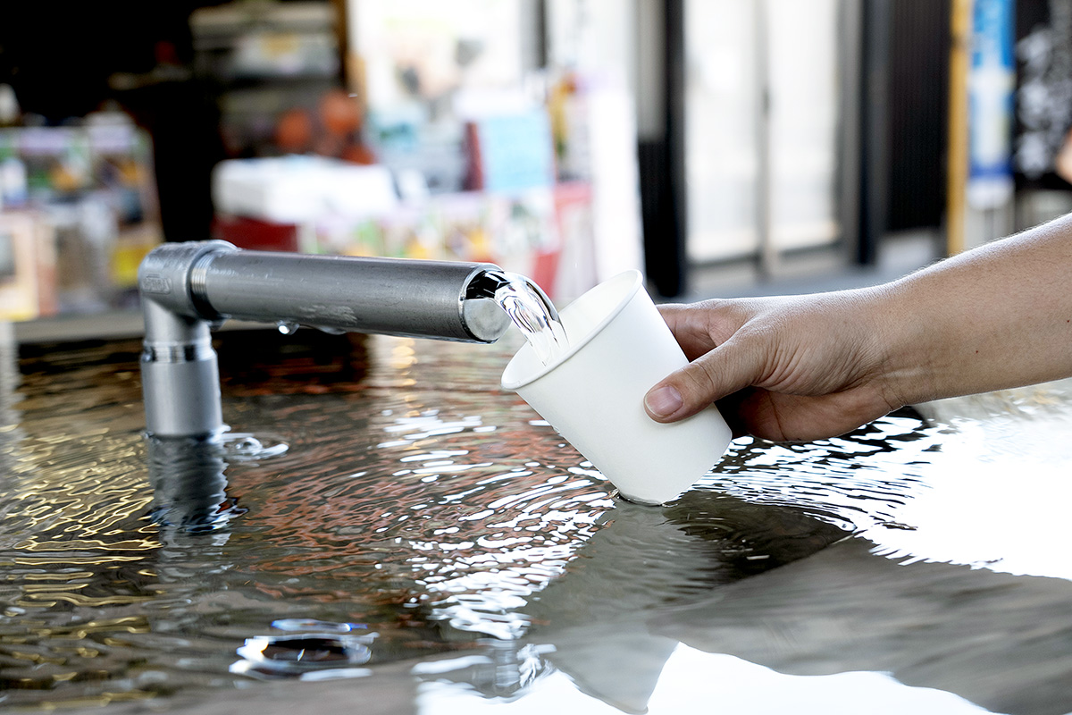 お宮横丁のほぼ真ん中にある井戸で、富士山の湧水を飲んでみよう