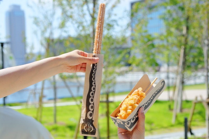 （左から）  「ながーいチュロス」（プレーン）  各500円、「ポテトモッツァレラハットグ」600円