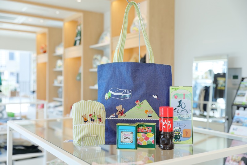 （左から）Familiaとの「コラボ巾着」4950円、「トートバック」1万6500円、亀井堂総本店「TOTTEIオリジナルデザイン瓦せんべい」962円など