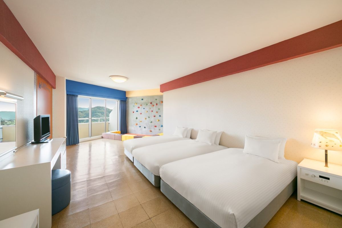 客室「スタンダードツイン ファミリーフレンドリー」の奥にはボルダリングスペースが！