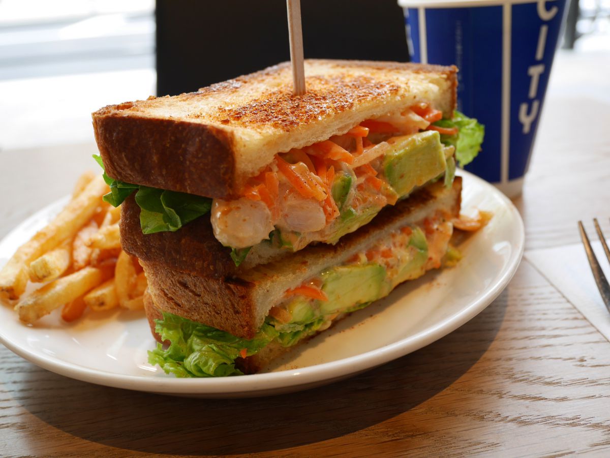 「アボカドとエビのスパイシーサンド」1380円