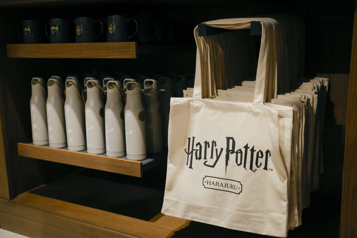 （左から）「ウォーターボトル」3000円、「キャンバストート」1000円／©︎Harry Potter Shop Harajuku