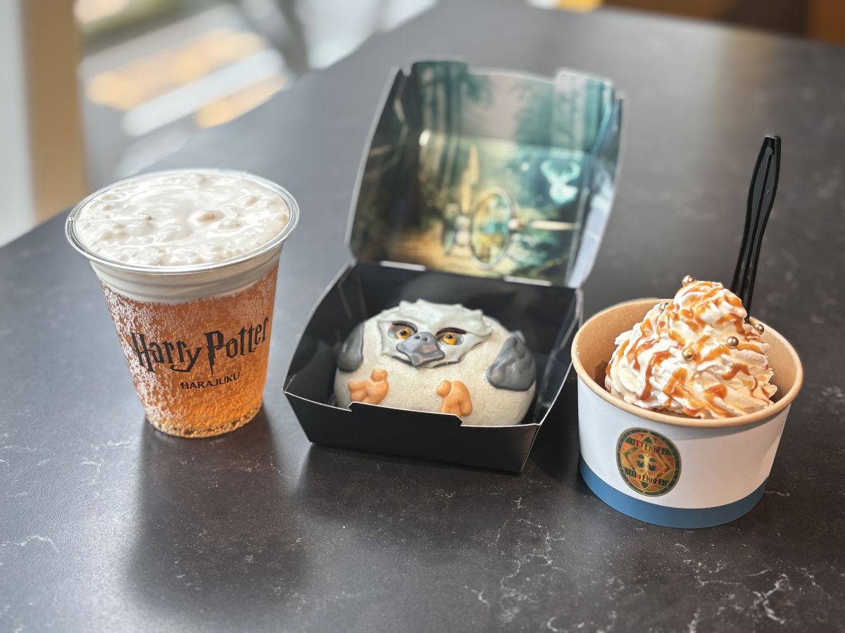 （左から）「バタービール」800円、「バックビークまん〜ピザフレーバー〜」800円、「バタービールアイス」600円