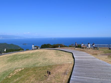 【静岡・伊東】海と空のパノラマ絶景が広がる！ 伊豆高原の「小室山リッジウォーク“MISORA”」