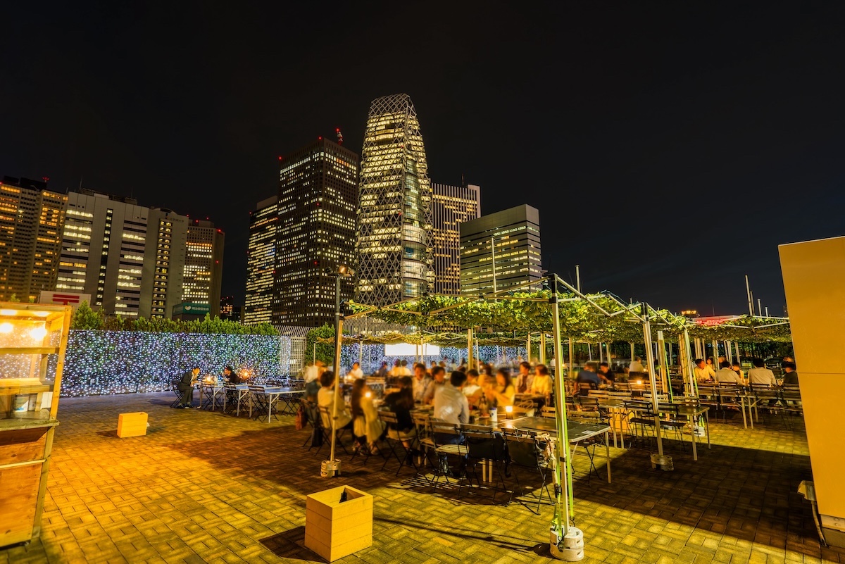 【新宿・2025最新】人気のおすすめビアガーデン26選｜デートにぴったりのおしゃれなビアガーデンから、友だちとわいわい気軽に楽しめるビアガーデンまで！