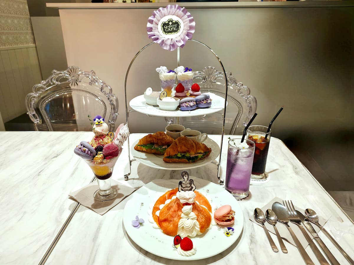 （左から時計回りに）「憧れの舞踏会パルフェ」2420円、「シアターアフタヌーンティーセット」 1ドリンク付1人3850円（※写真は2名分）、「エトワール・デセール～ロゼ・フランボワーズ～」2200円