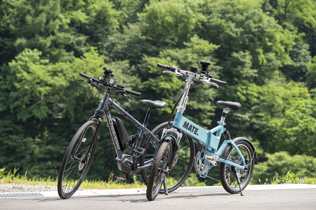 「道の駅 八千穂高原」左がモンベルの「シャイデックTR-E」。右がデンマークのMATE BIKEの「CityMATE City」