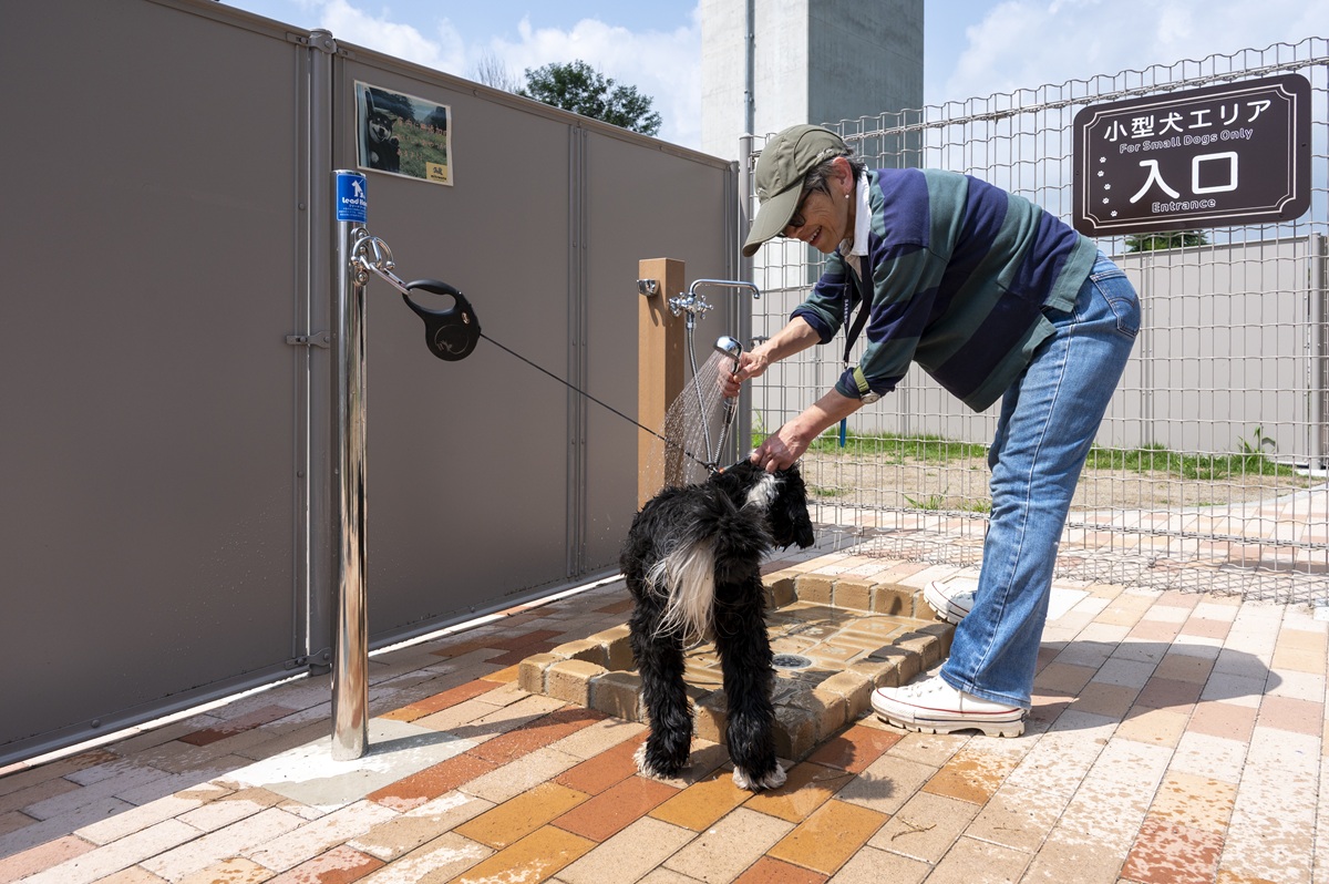 「道の駅 八千穂高原」フックも備えた足洗いスペース