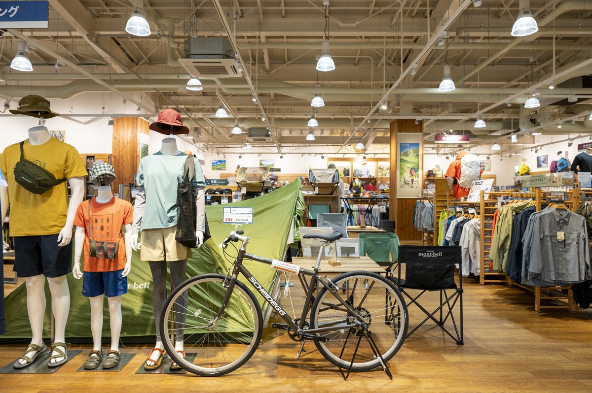 「道の駅 八千穂高原」モンベル。ほしくなるものがずらりと並ぶ約260坪もある店内