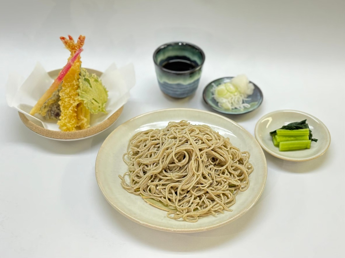 「道の駅 八千穂高原」天ざるそば1680円