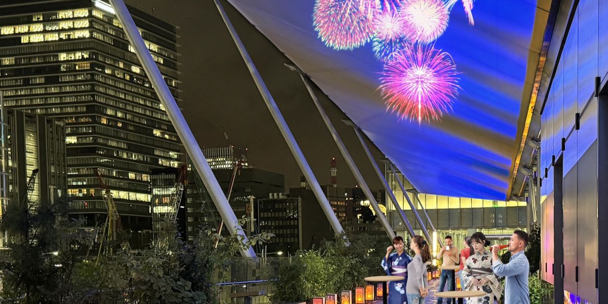 東京駅の夏イベント「宵路灯籠2025」約100基の灯籠と花火のプロジェクションマッピングが夏の東京駅を彩る♪