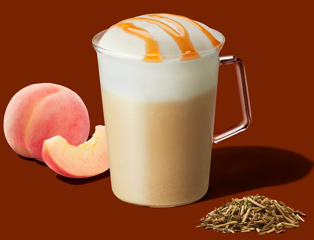 「ほうじ茶と桃のムース ティー ラテ」Tallサイズのみ 707円（持ち帰り）、720円（店内利用） ※桃果肉・果汁5％未満