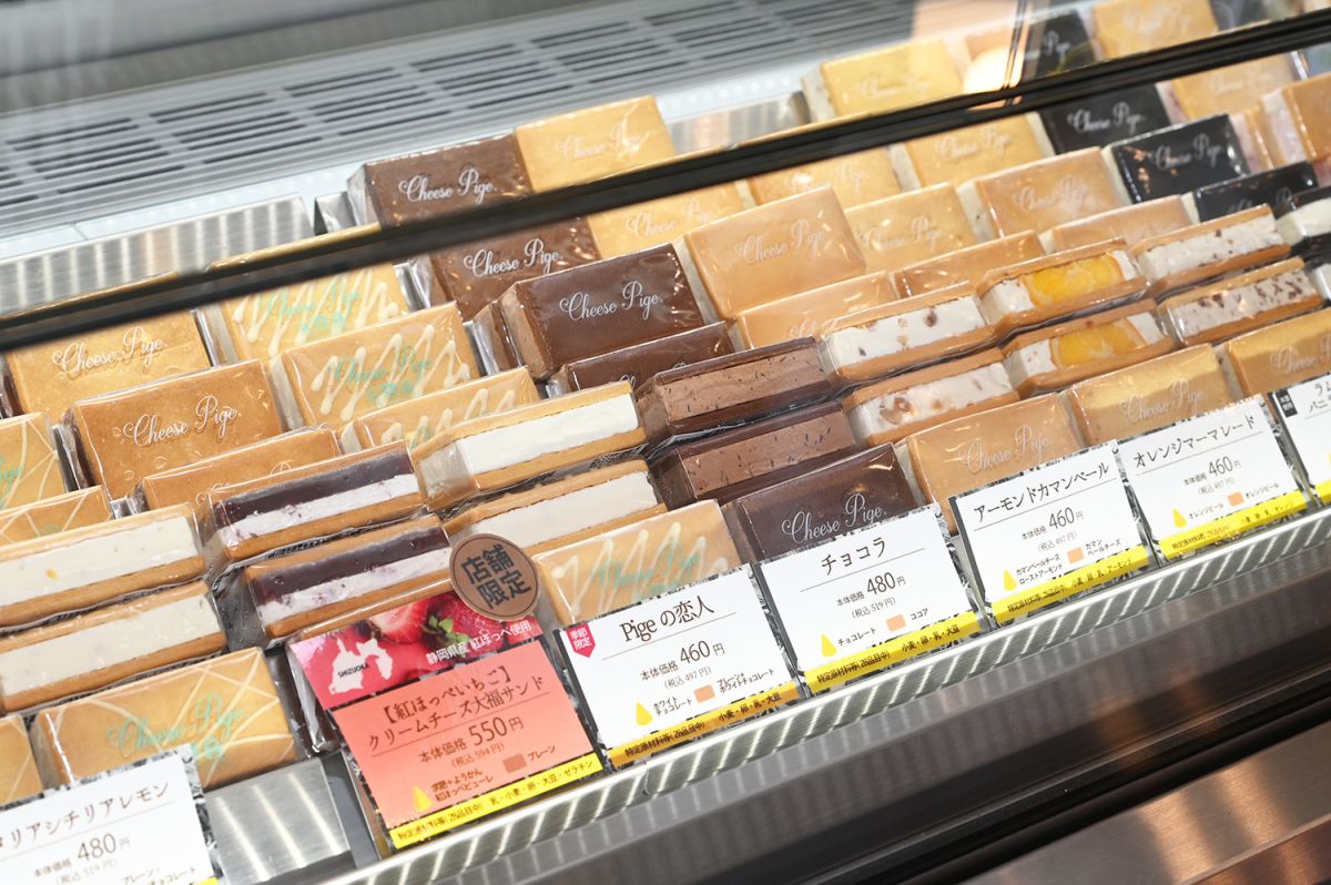 Cheese Pige焼津本店のクッキーチーズサンドのショーケース