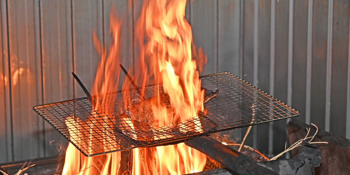 【静岡・焼津】かつおと燻製の専門店「川直」で大迫力のわら焼き体験にトライ！