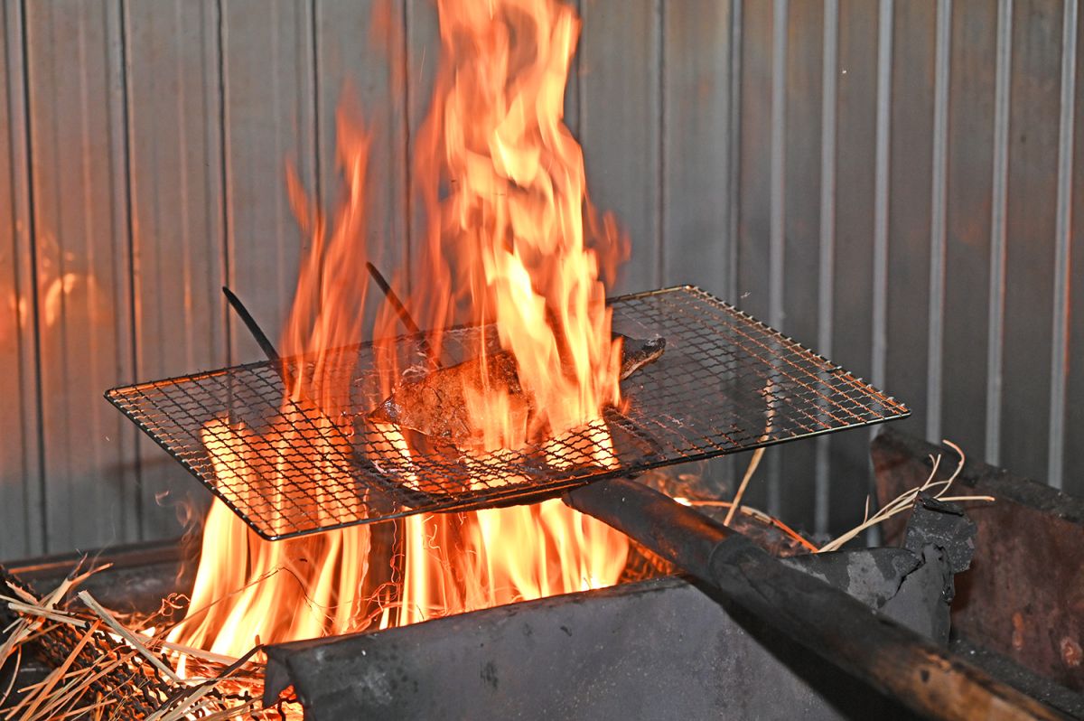 かつおを焼き上げる様子