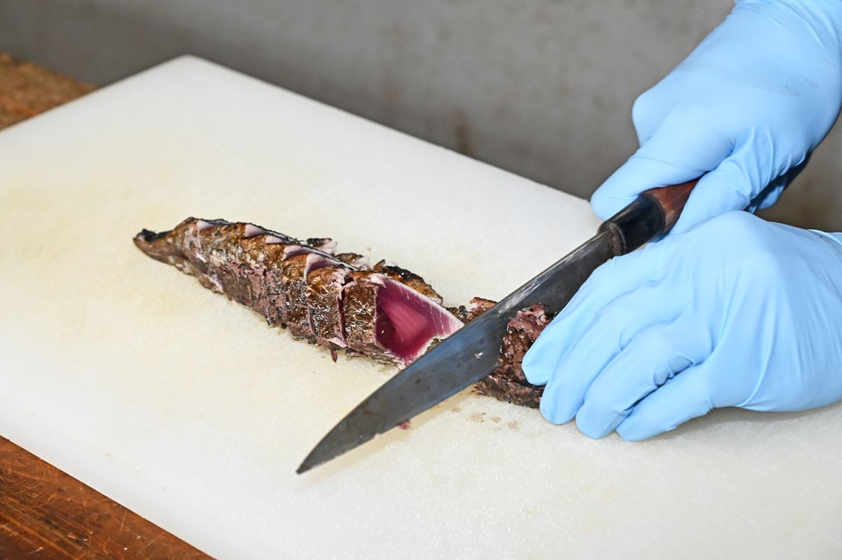 かつおのわら焼きをスライスする様子