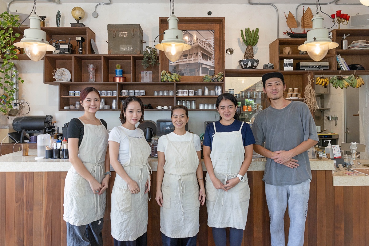 HUU’S COFFEEのスタッフと、右側の男性が佐古さん