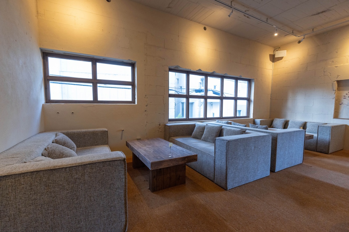 寝落ちしてしまいそうなほど座り心地の良いソファー（2階）