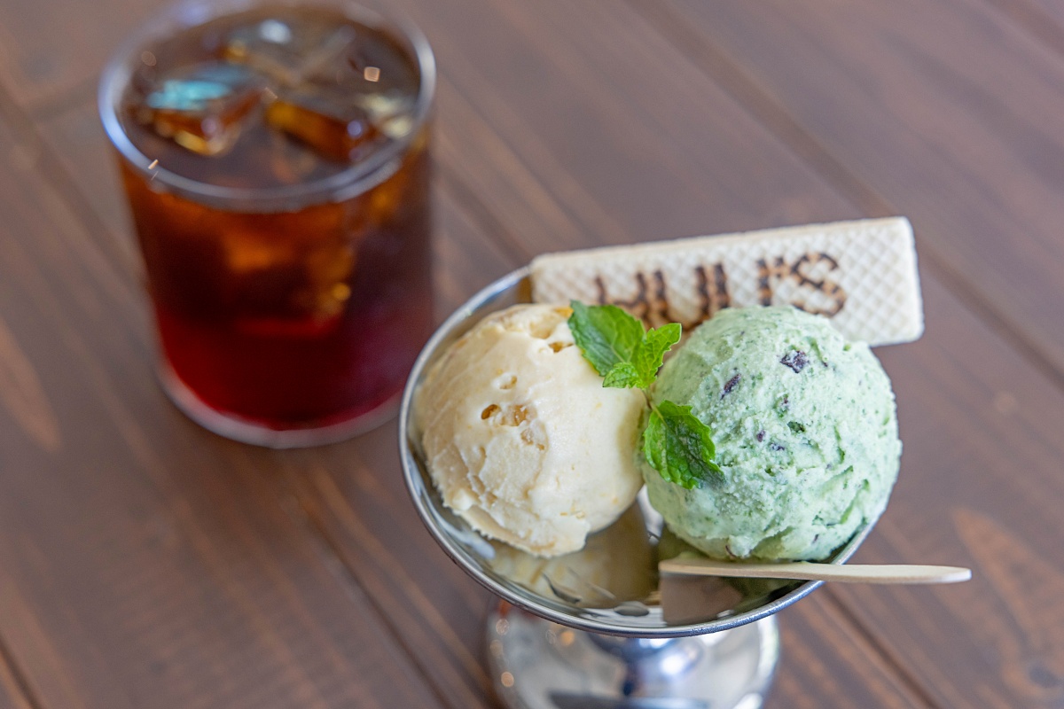 とうもろこしと、チョコミントのジェラート。ロゴの入ったウエハース付きでスモールダブル500円