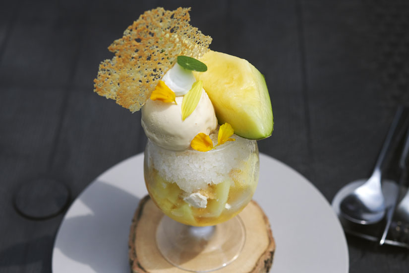 「みやまの芽吹き 2種のメロンパフェ」ドリンク付き4500円。メロンの種類は時期により変わる