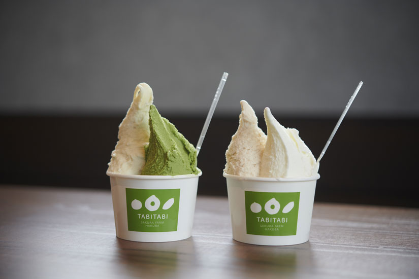 シングル600円、ダブル700円。左は「はくばのつぼ焼き芋」と「自家挽きの抹茶」、右は「ながの産ヘーゼルナッツ」と「北アルプスミルク」