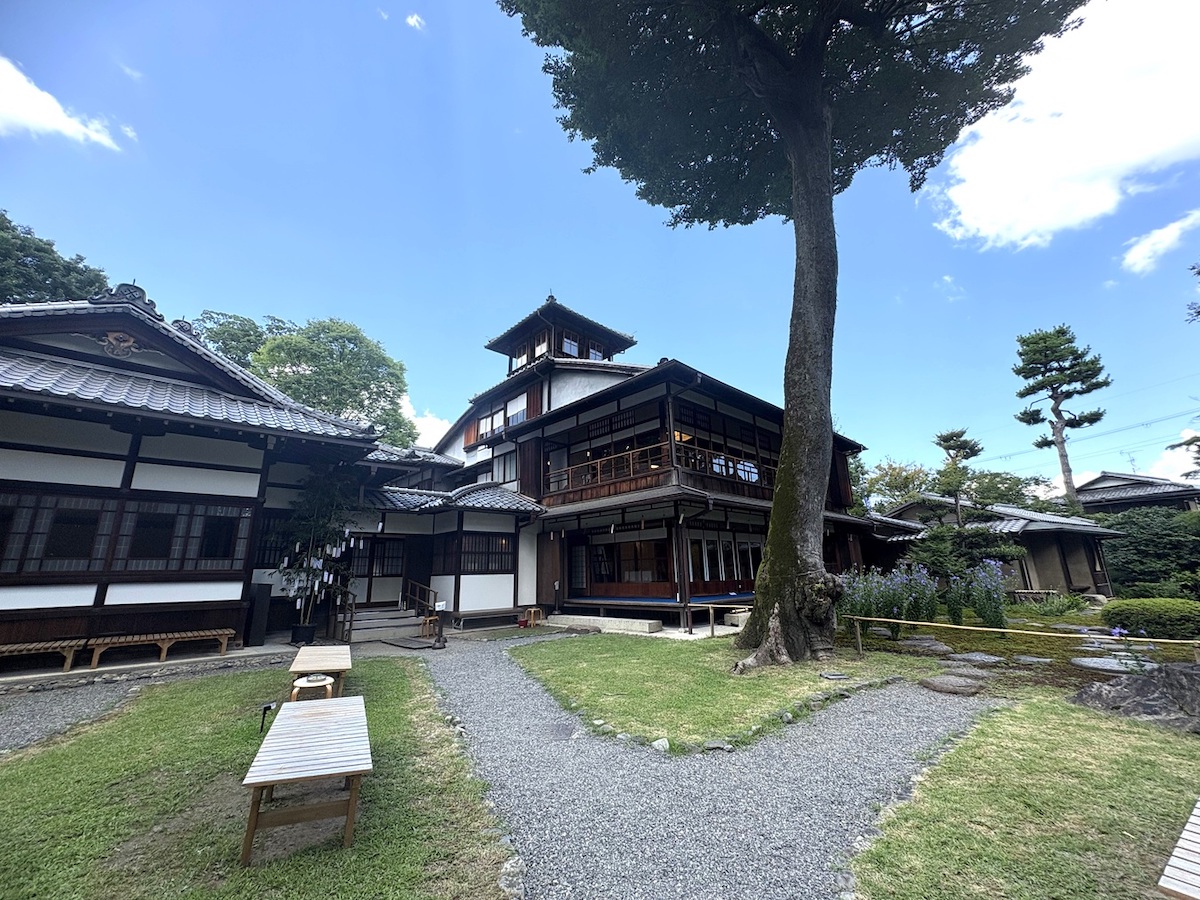 建物左から玄関棟、主屋、茶室