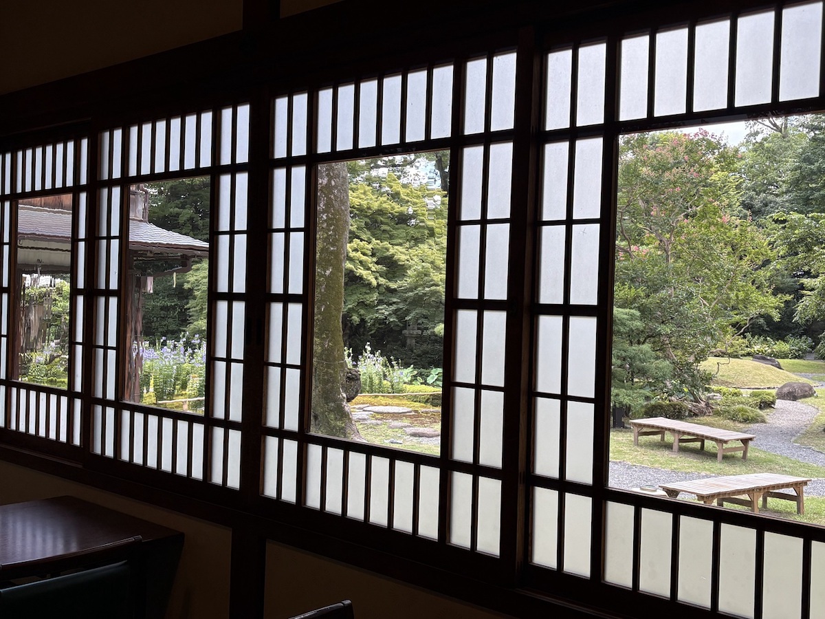 「旧三井家下鴨別邸」庭に面した窓1