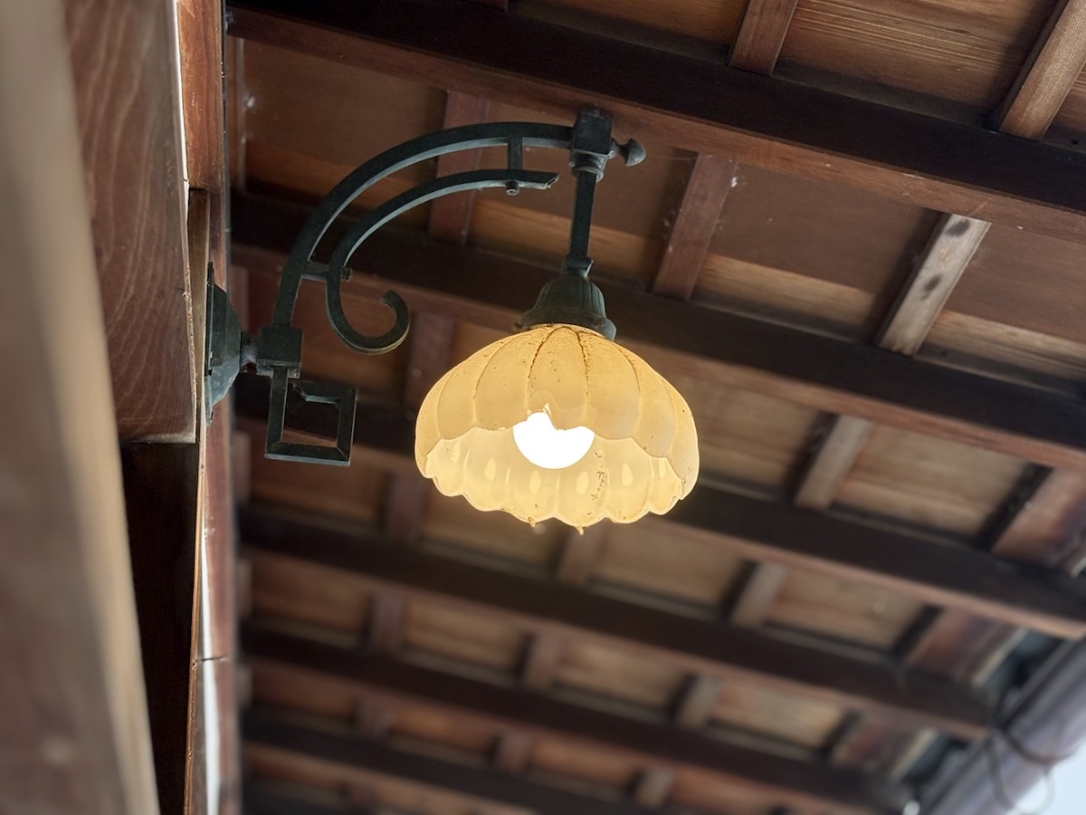 内玄関にある大正時代の照明