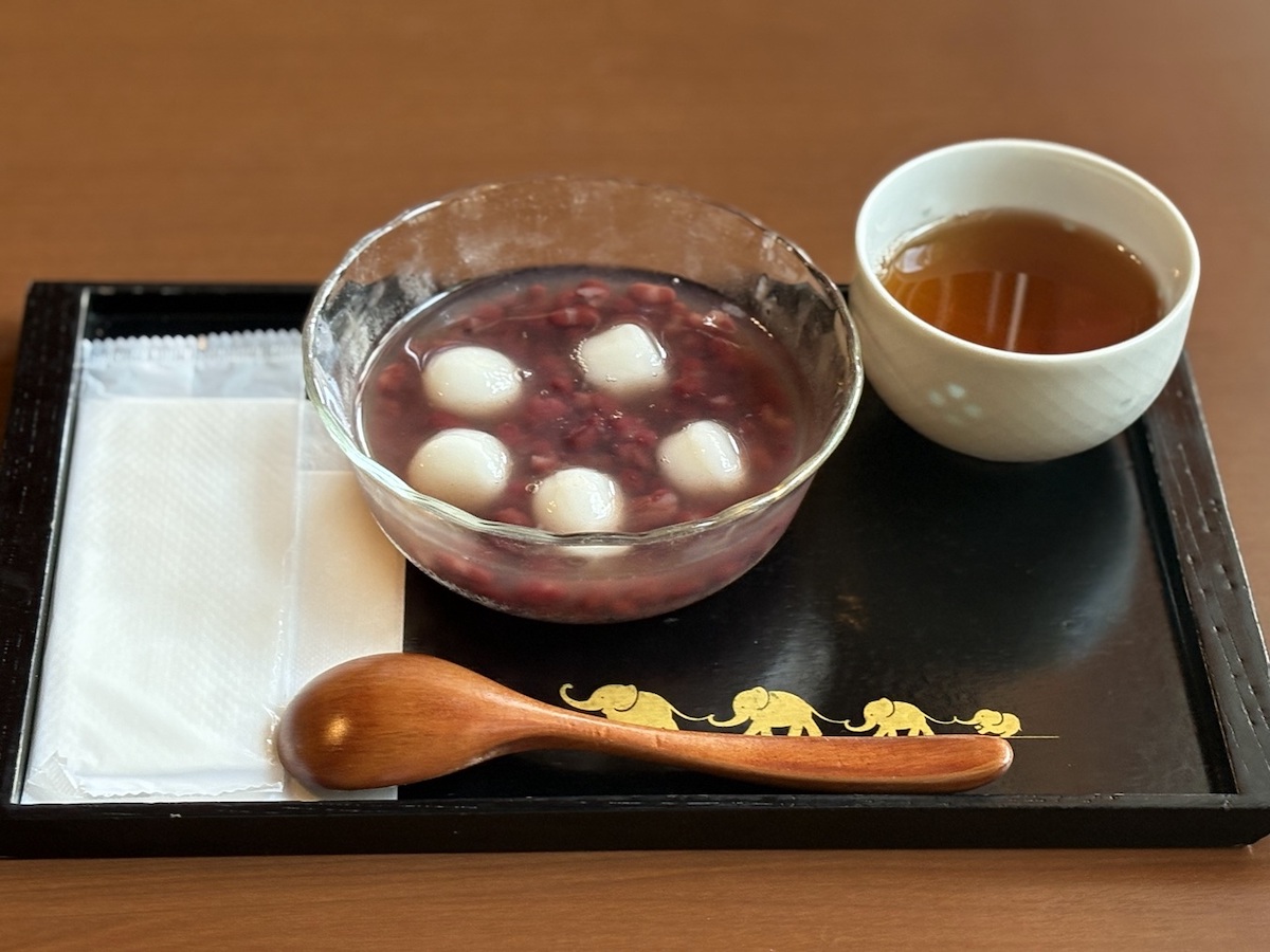 「白玉ぜんざい(冷・温)とほうじ茶のセット」600円