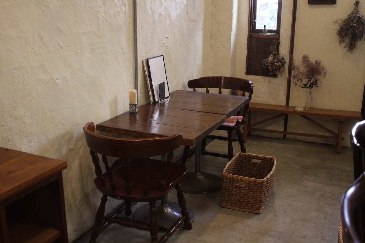 1階にはテーブル席とカウンター席がある