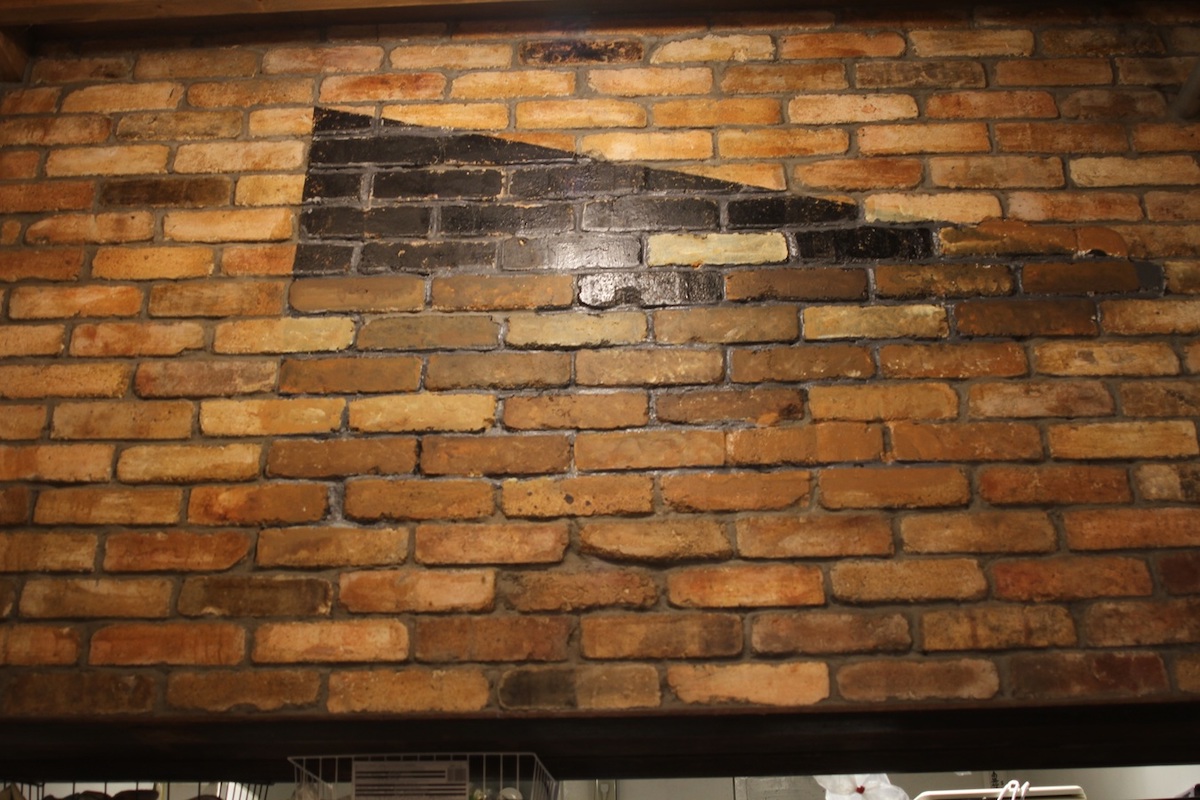 「元町imari」店内壁