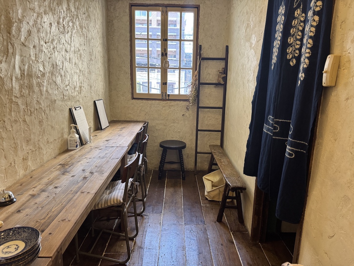 2階の奥は一部カフェスペースになっている