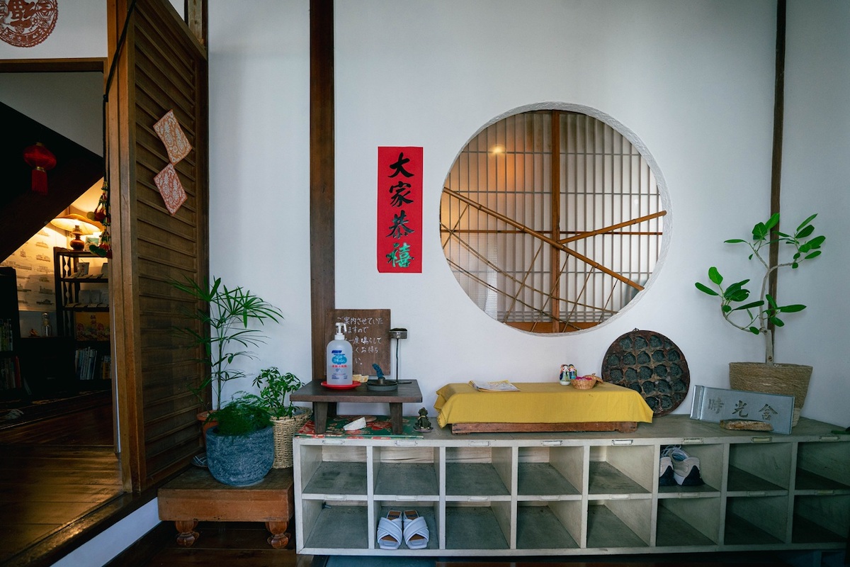 靴を脱いで上がります