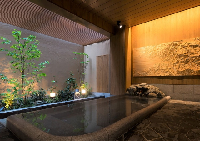 媛ひのきデコラパネルが飾られた露天風呂