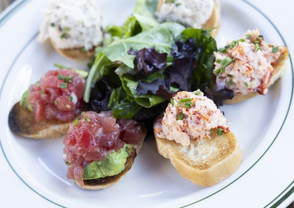 3種のシーフードを贅沢に使ったクロスティーニ「シーフードコンボ」$26