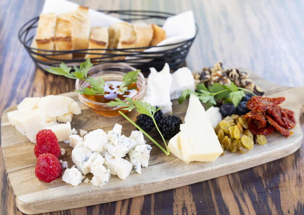 バゲット付き「チーズの盛り合わせ」$26