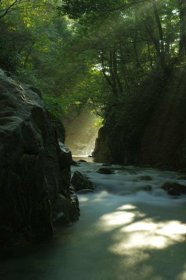 手つかずの大自然に囲まれて今なお湯治場の面影を残す