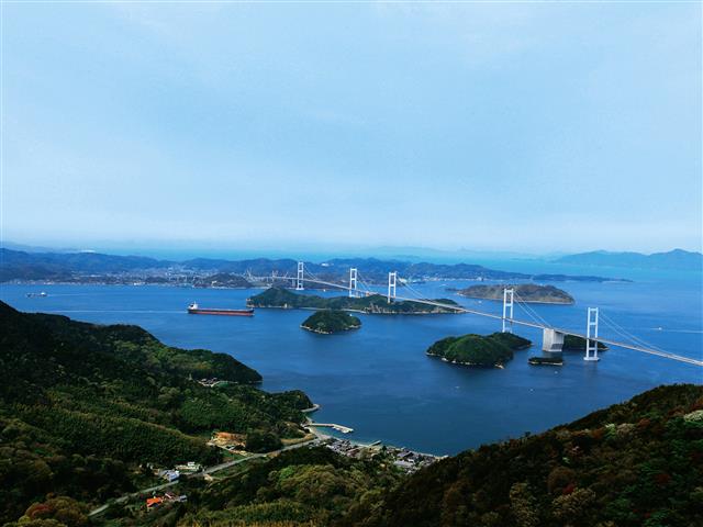 来島海峡と三連吊橋