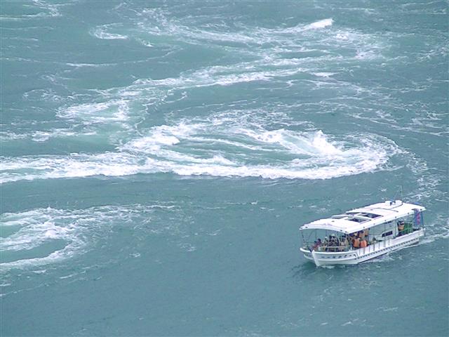 大迫力の潮流を間近に望む遊覧船