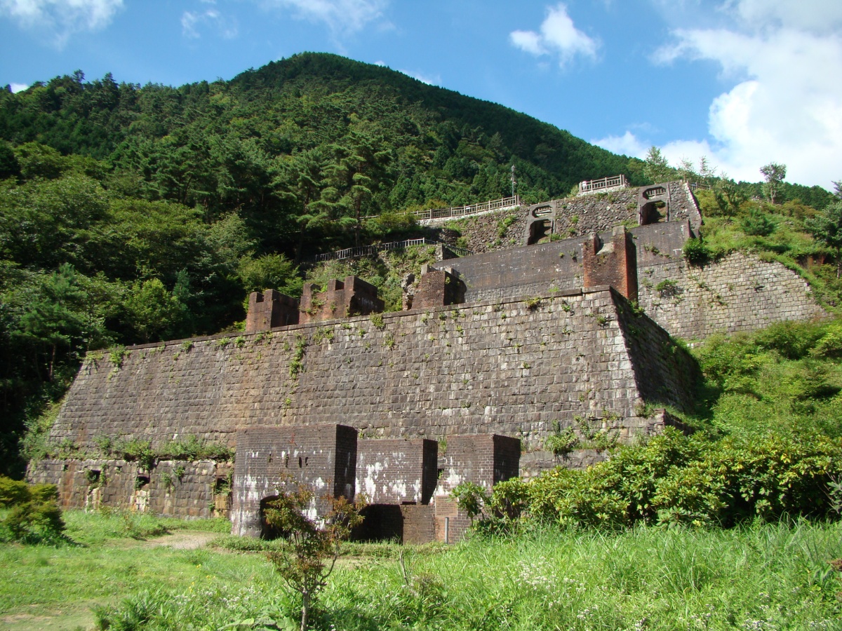 山間で風雪に耐え、ひっそりと立つレンガ造りの遺構群