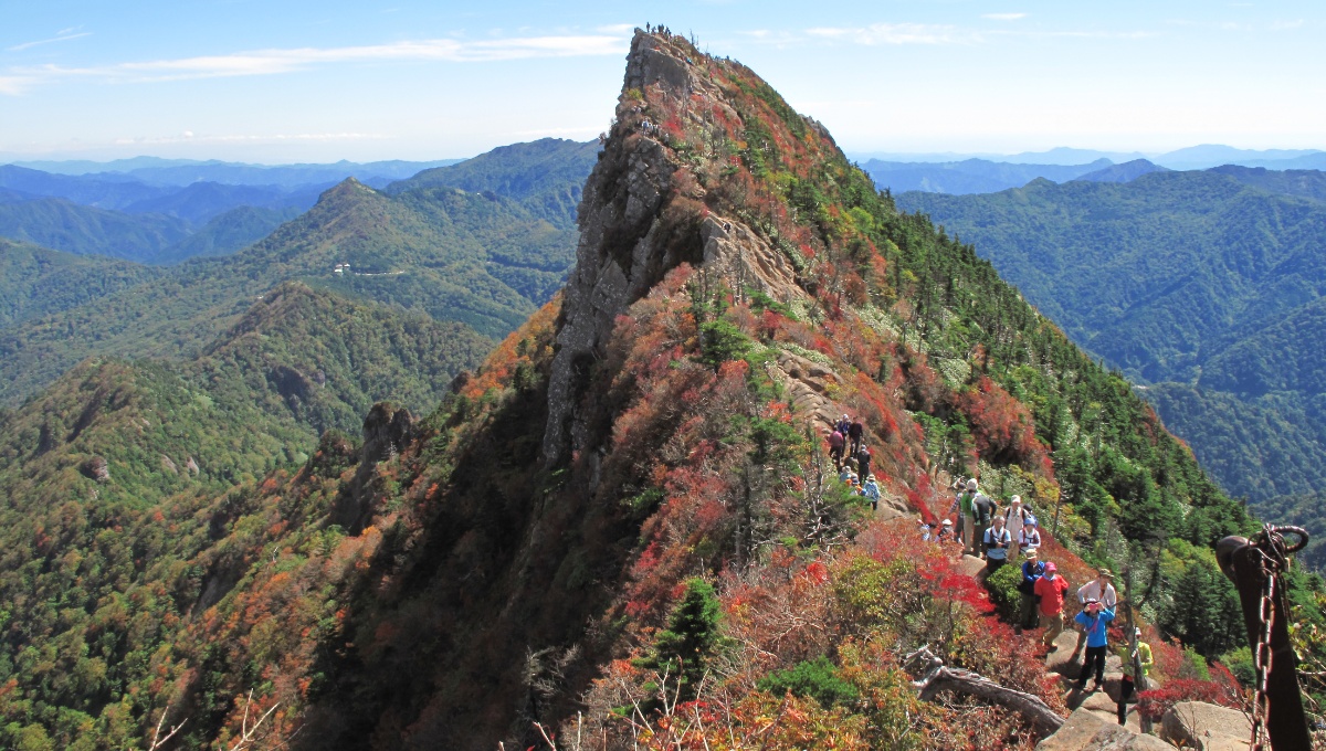 鋭くとがった山容の名峰