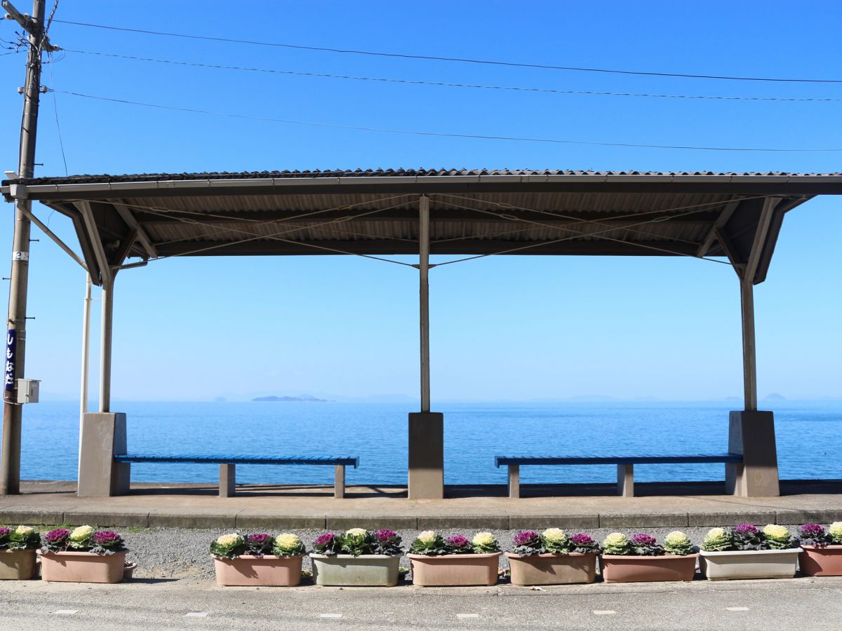 ホームのすぐそばに瀬戸内海が広がる