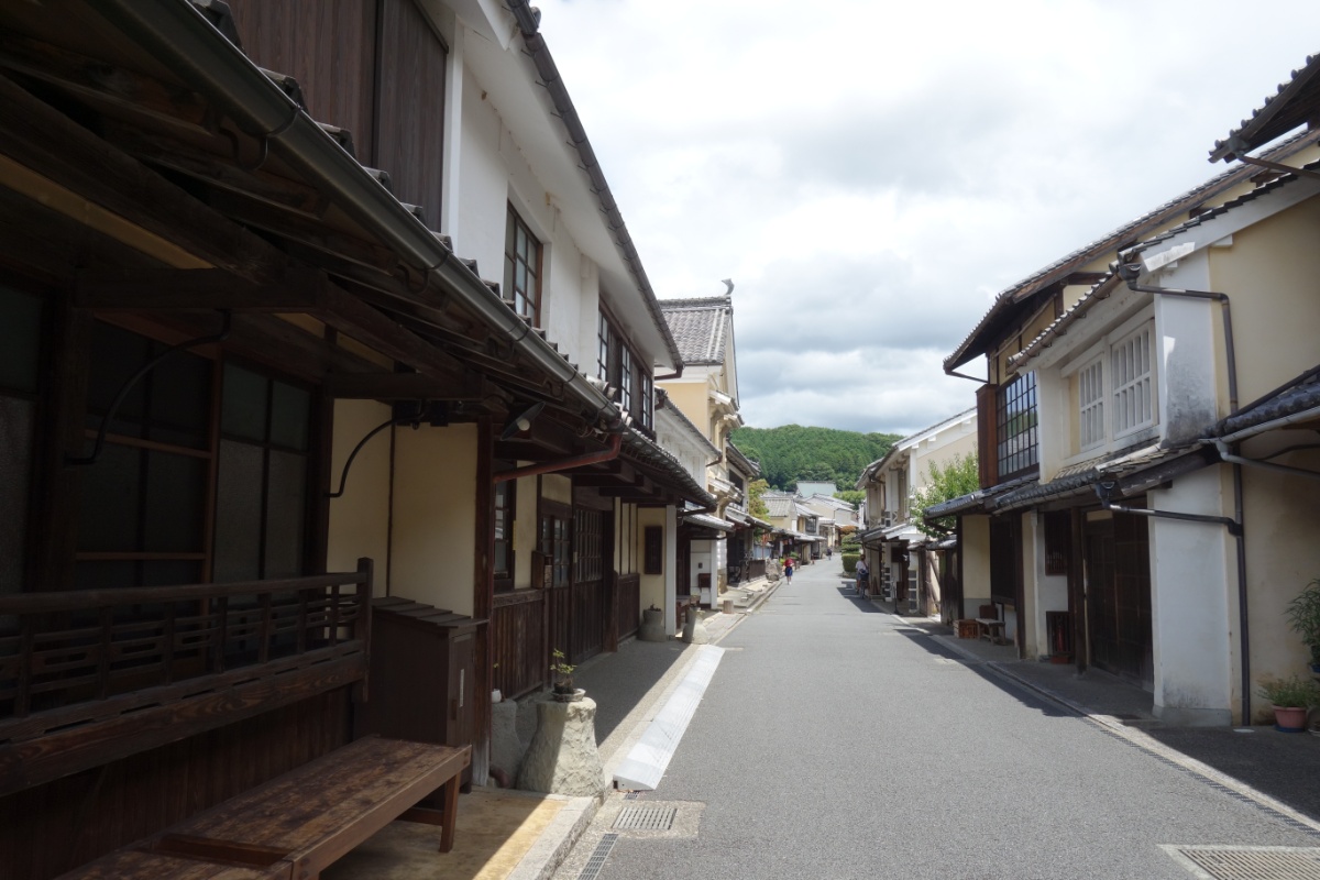 町家や商家が並ぶ「八日市・護国の町並み」