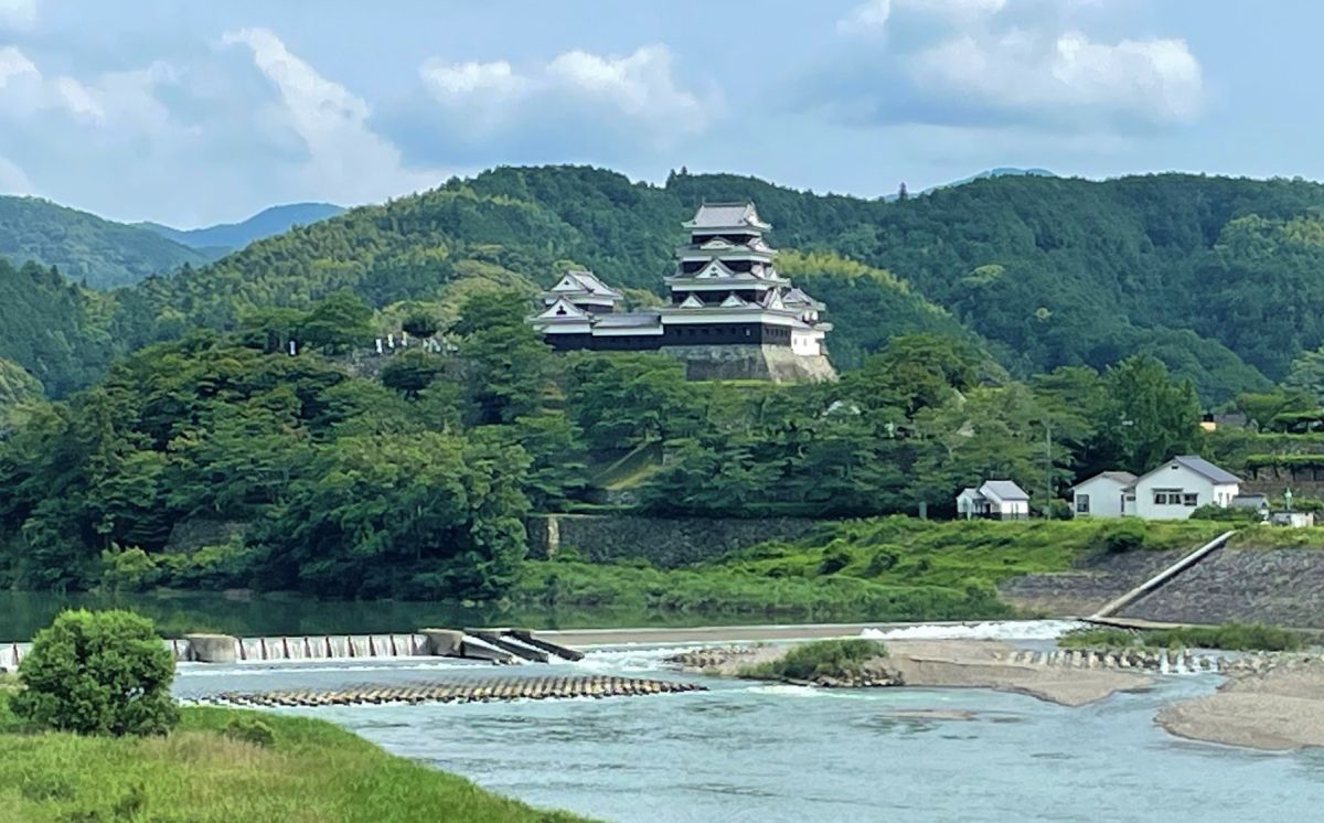 肱川にたたずむ大洲城